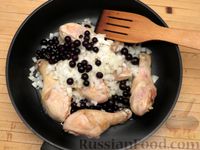 Фото приготовления рецепта: Курица, тушенная с овощами и смородиной - шаг №4