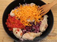Фото приготовления рецепта: Курица, тушенная с овощами и смородиной - шаг №7
