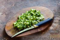 Фото приготовления рецепта: Салат с тунцом, черемшой и огурцами - шаг №4