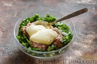 Фото приготовления рецепта: Салат с тунцом, черемшой и огурцами - шаг №7