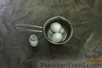 Фото приготовления рецепта: Рулетики из кабачков с крабовыми палочками, сыром и яйцами - шаг №2