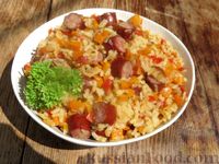 Фото к рецепту: Рис с сосисками и овощами, на сковороде