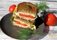 Фото к рецепту: Сэндвич с омлетом, сыром, красной рыбой и помидором