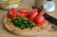 Фото приготовления рецепта: Куриное филе, запечённое с сыром и помидорами (в пергаменте) - шаг №3