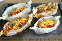 Фото приготовления рецепта: Куриное филе, запечённое с сыром и помидорами (в пергаменте) - шаг №13