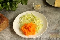 Фото приготовления рецепта: Сэндвич с капустой, морковью и сыром - шаг №3