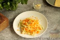 Фото приготовления рецепта: Сэндвич с капустой, морковью и сыром - шаг №4