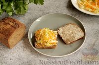 Фото приготовления рецепта: Сэндвич с капустой, морковью и сыром - шаг №6