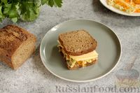 Фото приготовления рецепта: Сэндвич с капустой, морковью и сыром - шаг №8