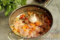 Фото приготовления рецепта: Плов с курицей, курагой и арахисом (в духовке) - шаг №6