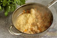 Фото приготовления рецепта: Плов с курицей, курагой и арахисом (в духовке) - шаг №7