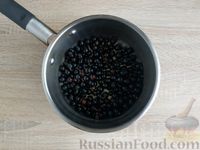 Фото приготовления рецепта: Острый соус из чёрной смородины - шаг №3
