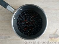 Фото приготовления рецепта: Острый соус из чёрной смородины - шаг №4