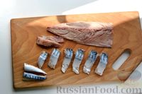 Фото приготовления рецепта: Скумбрия, маринованная с огурцом и морковью - шаг №2