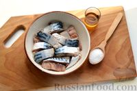 Фото приготовления рецепта: Скумбрия, маринованная с огурцом и морковью - шаг №3