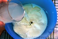 Фото приготовления рецепта: Бездрожжевые булочки на йогурте, с песочными "шапочками" - шаг №4
