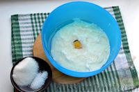 Фото приготовления рецепта: Бездрожжевые булочки на йогурте, с песочными "шапочками" - шаг №5