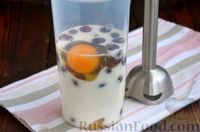 Фото приготовления рецепта: Молочный коктейль с вишней, яйцом и мёдом - шаг №3