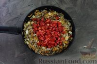 Фото приготовления рецепта: Картофельная запеканка с фаршем, помидорами, сыром и сливочным соусом - шаг №7