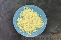 Фото приготовления рецепта: Картофельная запеканка с фаршем, помидорами, сыром и сливочным соусом - шаг №3