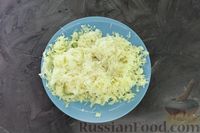 Фото приготовления рецепта: Картофельная запеканка с фаршем, помидорами, сыром и сливочным соусом - шаг №4