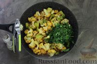 Фото приготовления рецепта: Цветная капуста, тушенная с кабачками и помидорами - шаг №7