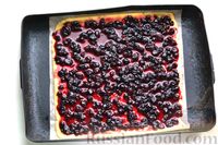 Фото приготовления рецепта: Тёртый пирог с чёрной смородиной и базиликом - шаг №11