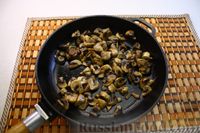 Фото приготовления рецепта: Рыбные тефтели в томатно-грибном соусе - шаг №7