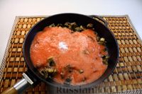 Фото приготовления рецепта: Рыбные тефтели в томатно-грибном соусе - шаг №10