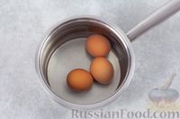 Фото приготовления рецепта: Салат с крабовыми палочками, кальмарами, огурцами и яйцами - шаг №2