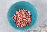 Фото приготовления рецепта: Салат с крабовыми палочками, кальмарами, огурцами и яйцами - шаг №4