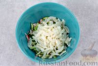 Фото приготовления рецепта: Салат с крабовыми палочками, кальмарами, огурцами и яйцами - шаг №6