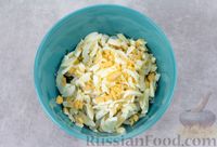 Фото приготовления рецепта: Салат с крабовыми палочками, кальмарами, огурцами и яйцами - шаг №7