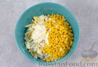 Фото приготовления рецепта: Салат с крабовыми палочками, кальмарами, огурцами и яйцами - шаг №8