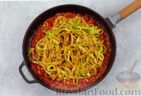 Фото приготовления рецепта: "Лапша" из кабачков с томатным соусом - шаг №12