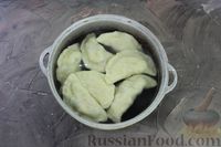 Фото приготовления рецепта: Вареники на кефире, с чёрной смородиной и яблоками - шаг №21