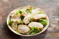 Фото приготовления рецепта: Салат "Цезарь" с курицей и шампиньонами - шаг №15