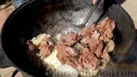 Фото приготовления рецепта: Мясо по-кремлёвски (говядина в казане на костре) - шаг №6