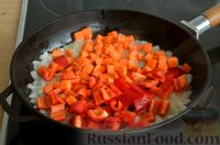 Фото приготовления рецепта: Рагу с картошкой, сладким перцем и сосисками - шаг №4