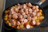 Фото приготовления рецепта: Рагу с картошкой, сладким перцем и сосисками - шаг №10