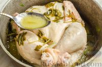 Фото приготовления рецепта: Запечённая курица, тушенная в вине, со сливочно-коньячным соусом - шаг №5