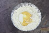 Фото приготовления рецепта: Печёные пирожки с мясом, картофелем и перепелиными яйцами, на шпажках - шаг №6