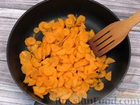 Фото приготовления рецепта: Кабачки, тушенные с морковью на сковороде - шаг №4