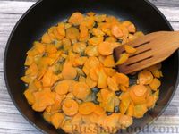 Фото приготовления рецепта: Кабачки, тушенные с морковью на сковороде - шаг №5