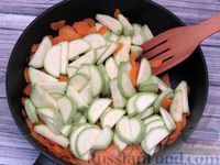 Фото приготовления рецепта: Кабачки, тушенные с морковью на сковороде - шаг №6