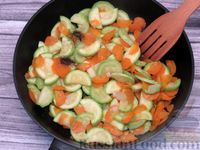 Фото приготовления рецепта: Кабачки, тушенные с морковью на сковороде - шаг №7