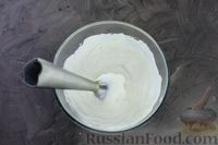Фото приготовления рецепта: Творожно-сметанный торт с крыжовником и сгущенным молоком (без выпечки) - шаг №6