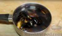 Фото приготовления рецепта: Жареные мидии в соевом соусе с чесноком - шаг №3