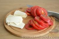 Фото приготовления рецепта: Закусочные слойки с брынзой, помидорами, базиликом и чесноком - шаг №6