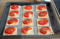Фото приготовления рецепта: Закусочные слойки с брынзой, помидорами, базиликом и чесноком - шаг №8